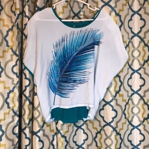 New York & Company Blue Feather Print Flowy Top
